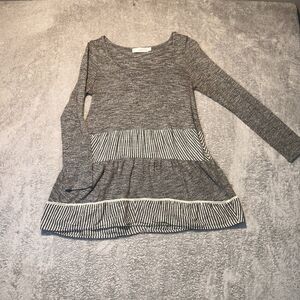 Easel Flowy Gray Striped Long Sleeve Fitted Sleeves